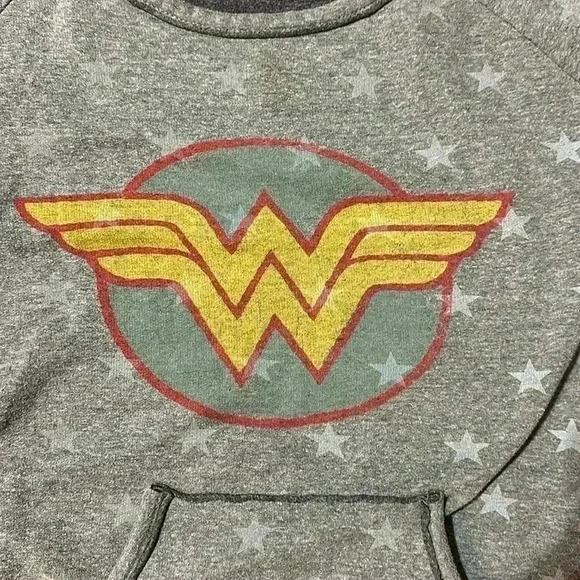 six Flags Tops - Vintage Wonder Woman DC Comics Six Flags Sweatshirt